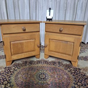 2 stuks licht eiken nachtkastjes/ bijzettafels