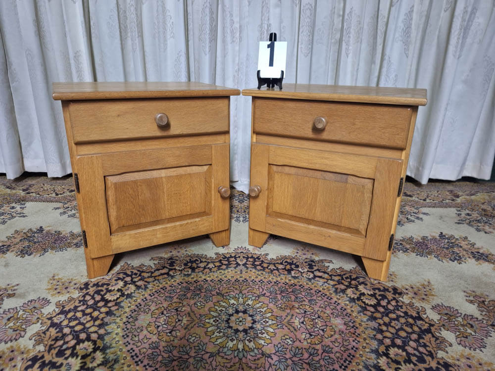 2 stuks licht eiken nachtkastjes/ bijzettafels