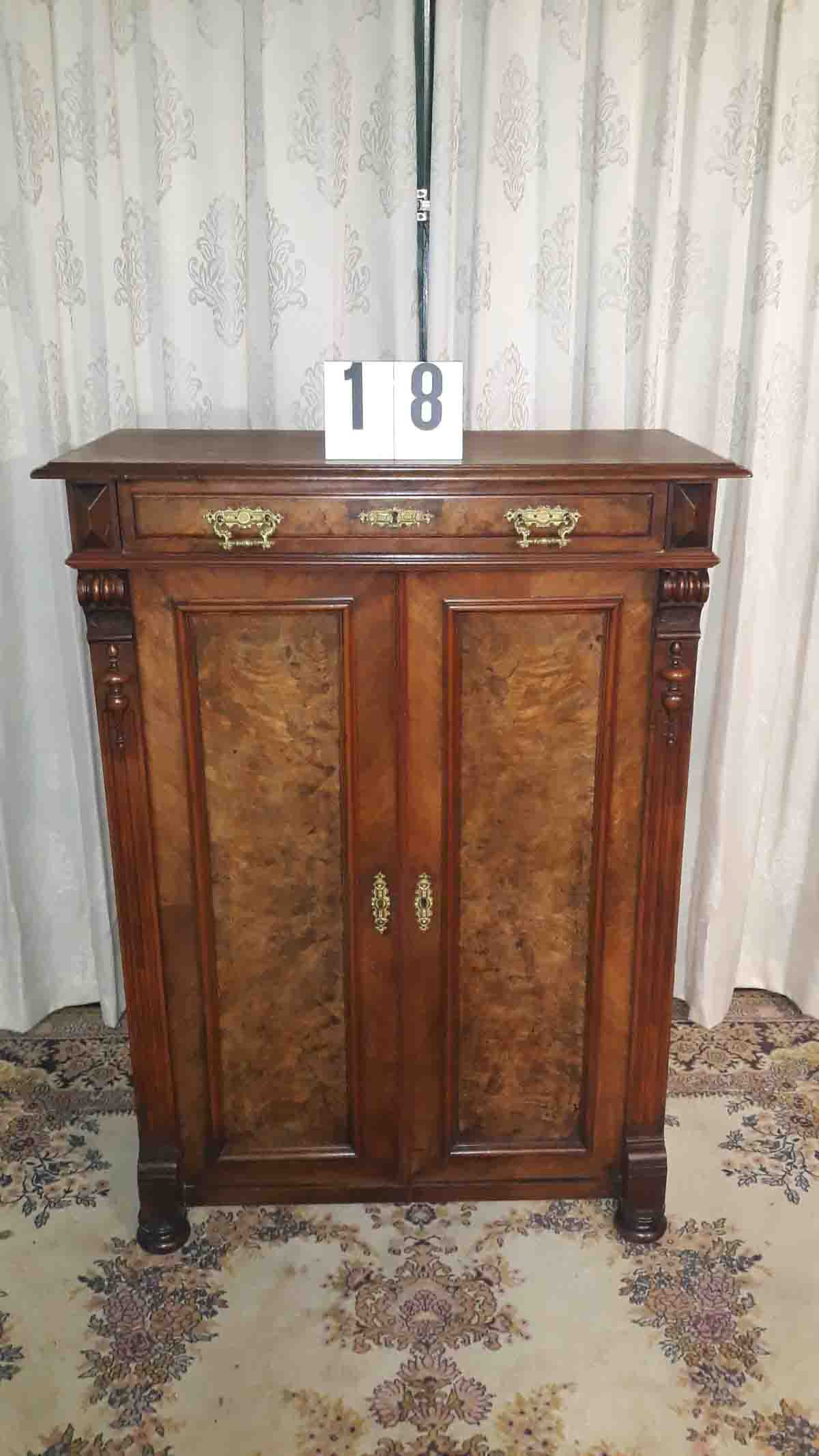 Victoriaanse meidenkast