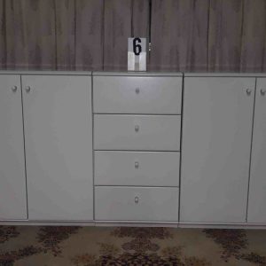 Witte kast bestaande uit 3 delen