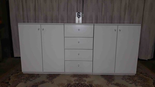 Witte kast bestaande uit 3 delen