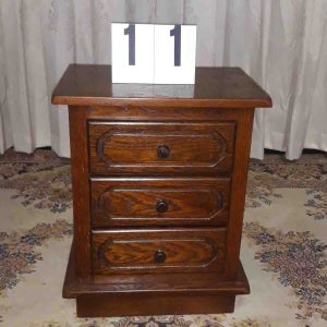 Eiken kastje met 3 laden