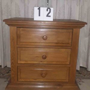 Eiken kastje met 3 laden