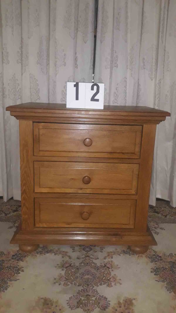 Eiken kastje met 3 laden