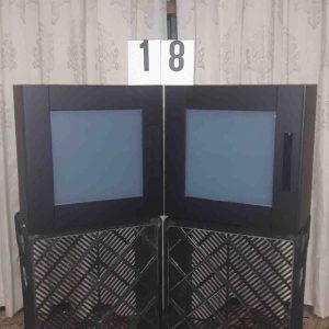 Zwart hangkastje met melkglas