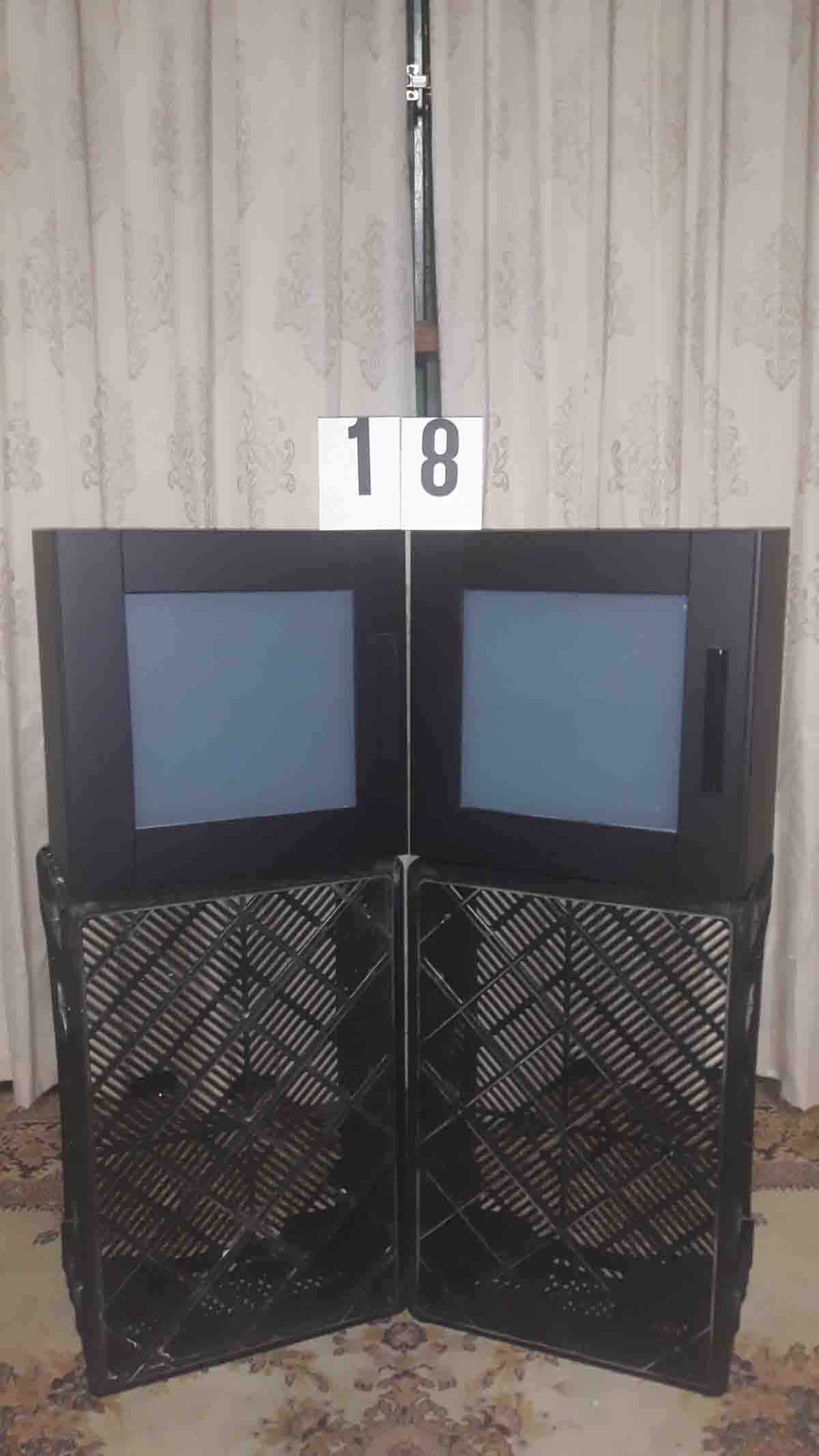 Zwart hangkastje met melkglas