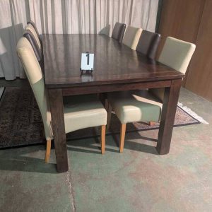 Grote massief houten eettafel