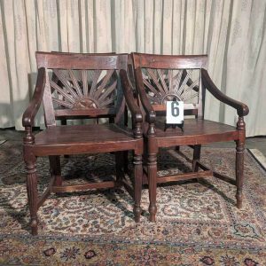 Set van 6 Massief houten armstoelen met sierlijke rugleuning.