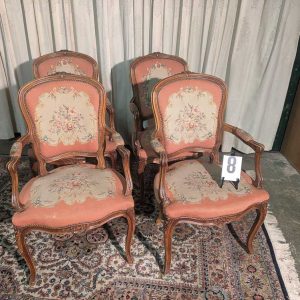 Set van 4 klassieke fauteuils in Louis XV / rococo stijl met prachtig houtsnijwerk en gebogen poten.