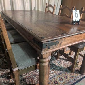 Robuuste massief houten eettafel in landelijke / rustieke stijl